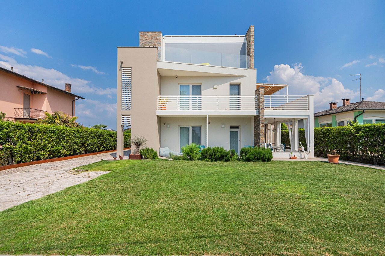 Вилла у озера Гарда, Италия, 360 м² - фото 3