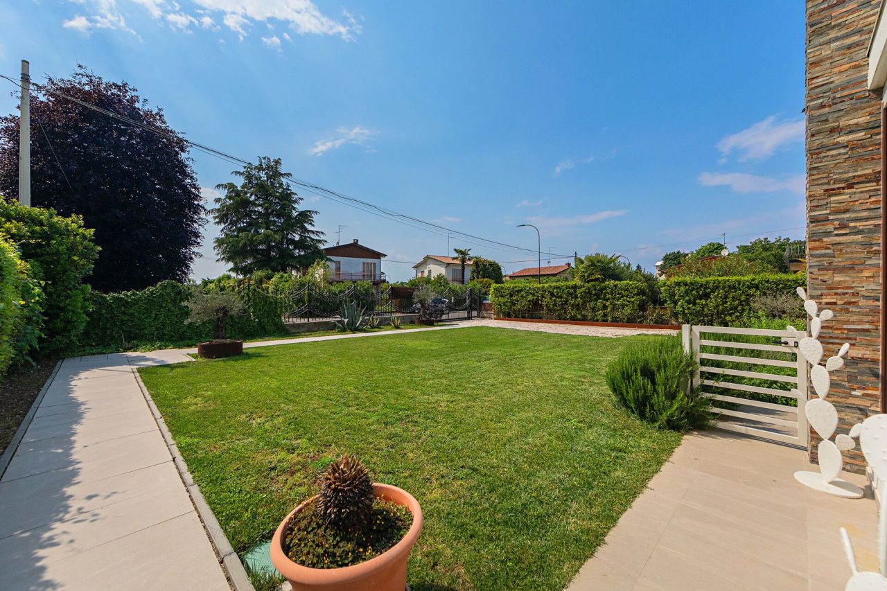 Вилла у озера Гарда, Италия, 360 м² - фото 4