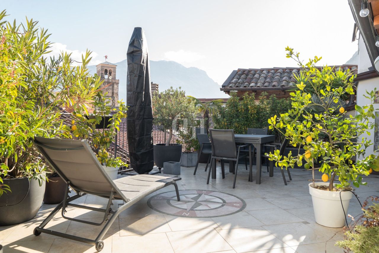 Пентхаус у озера Гарда, Италия, 109 м² - фото 16