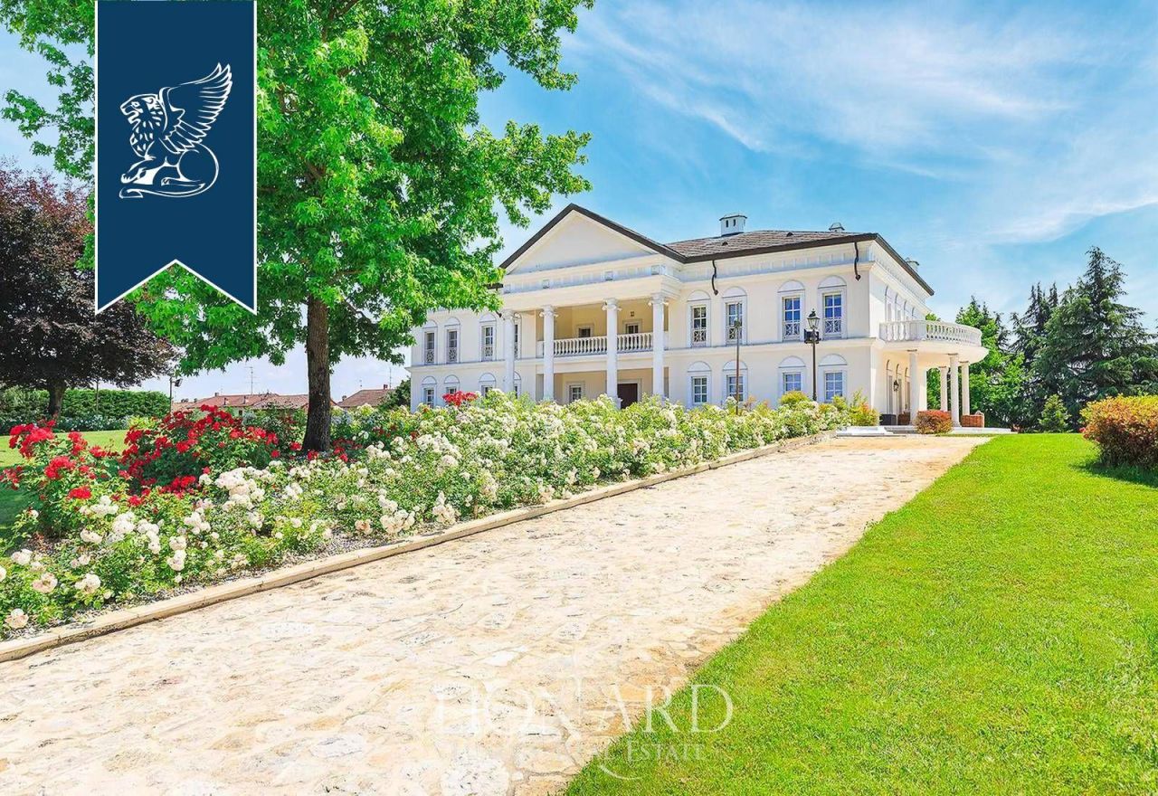 Вилла в Павии, Италия, 1 800 м² - фото 2