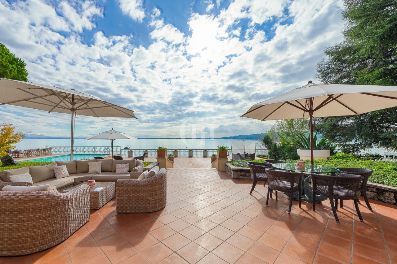 Вилла у озера Гарда, Италия, 1 000 м² - фото 2