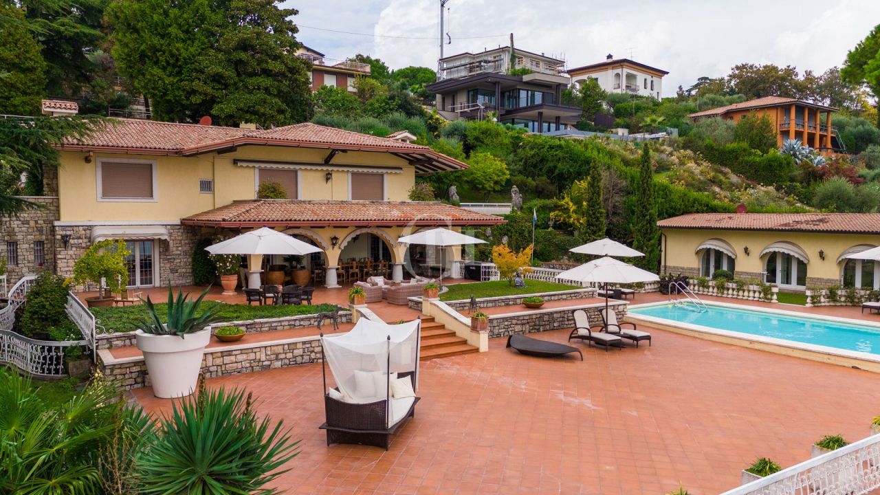 Вилла у озера Гарда, Италия, 1 000 м² - фото 5