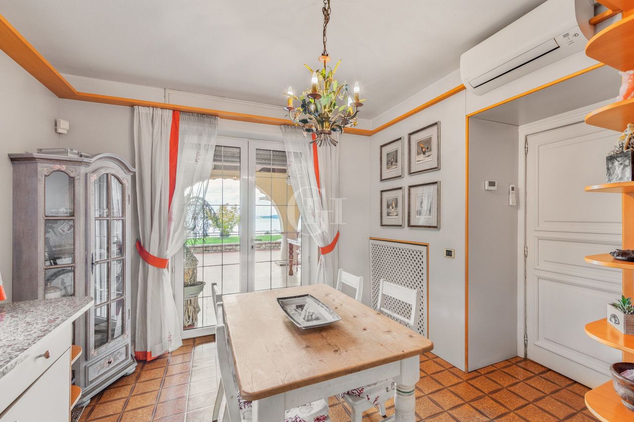 Вилла у озера Гарда, Италия, 1 000 м² - фото 10
