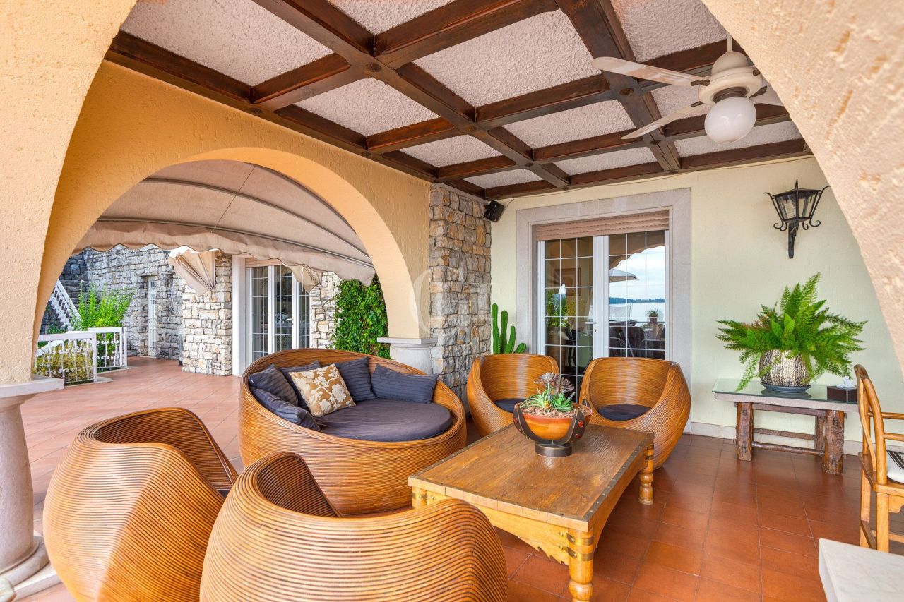 Вилла у озера Гарда, Италия, 1 000 м² - фото 9