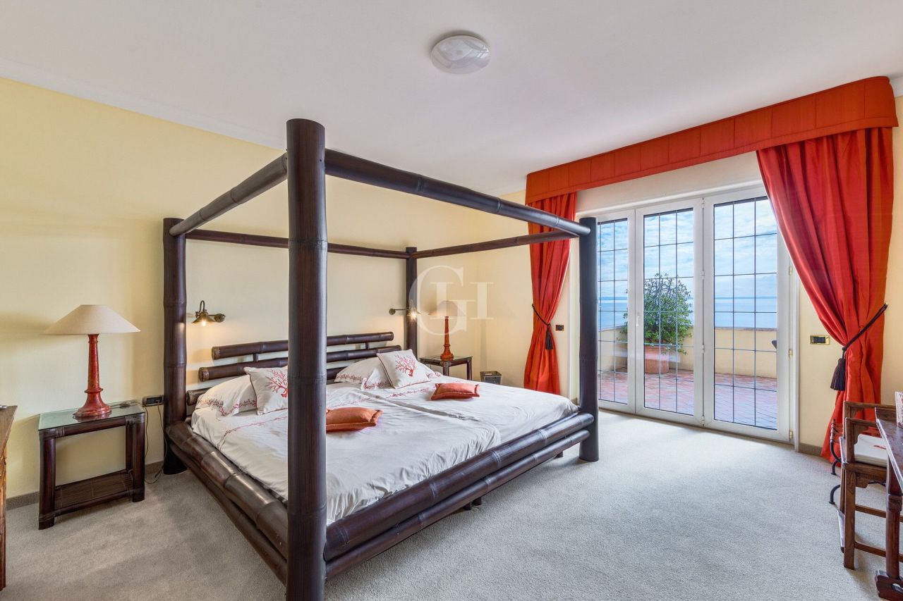 Вилла у озера Гарда, Италия, 1 000 м² - фото 12