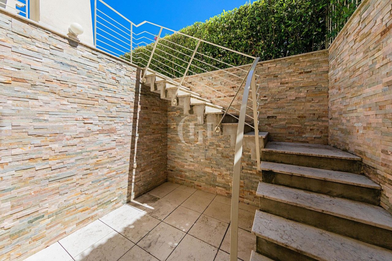 Вилла у озера Гарда, Италия, 150 м² - фото 13