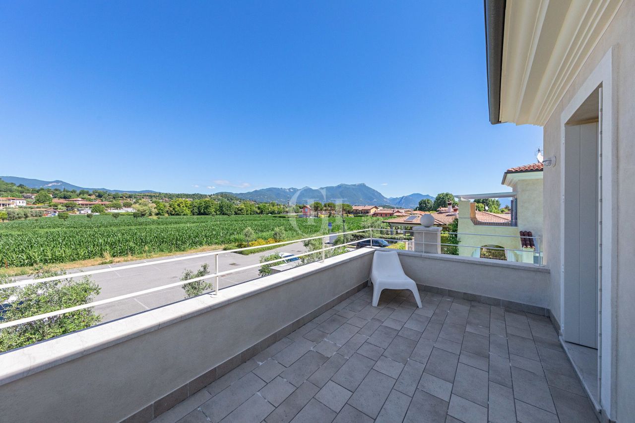 Вилла у озера Гарда, Италия, 150 м² - фото 11