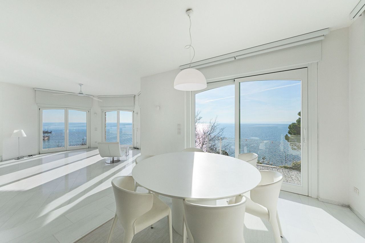 Вилла у озера Гарда, Италия, 400 м² - фото 2