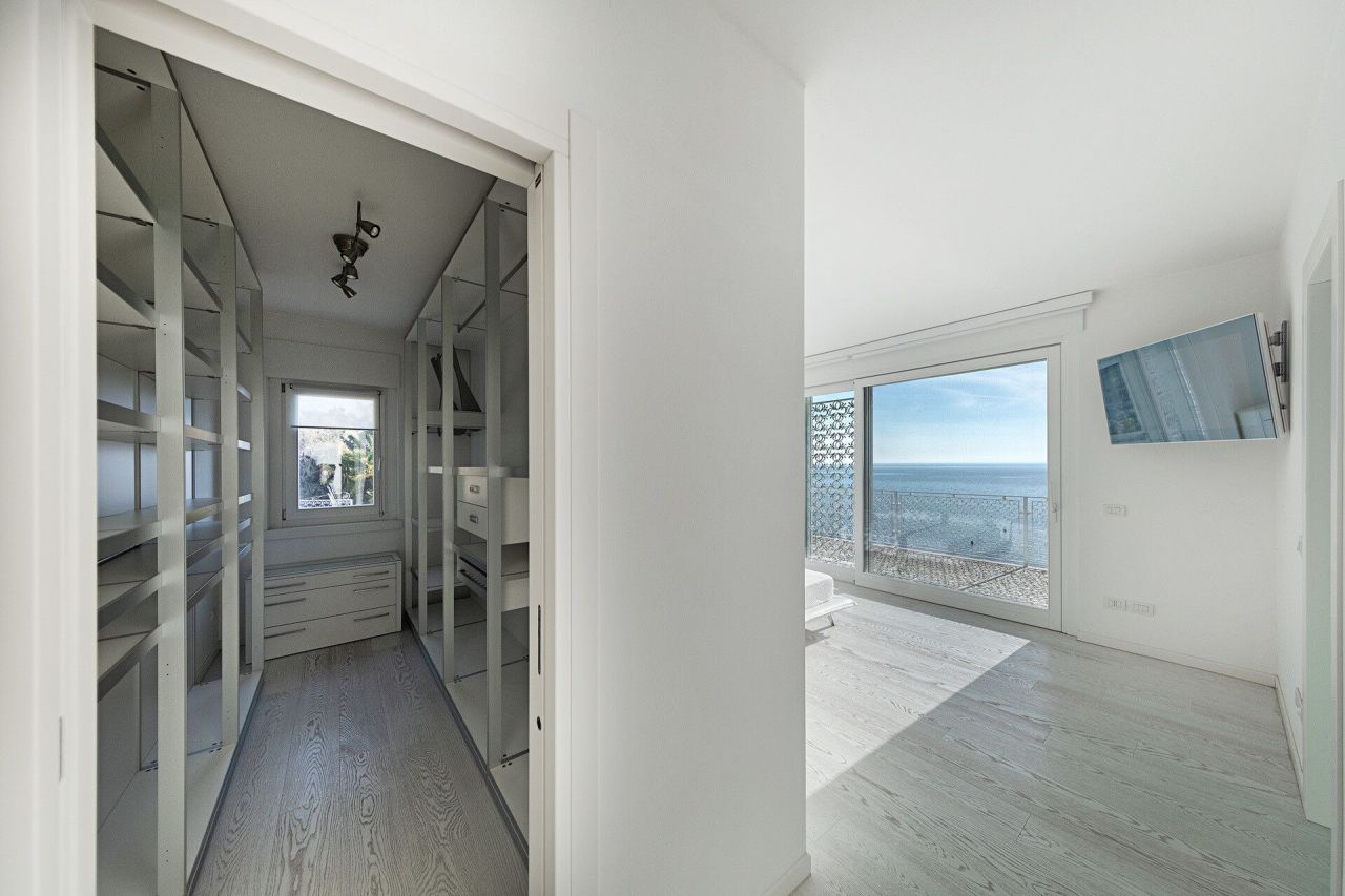 Вилла у озера Гарда, Италия, 400 м² - фото 13