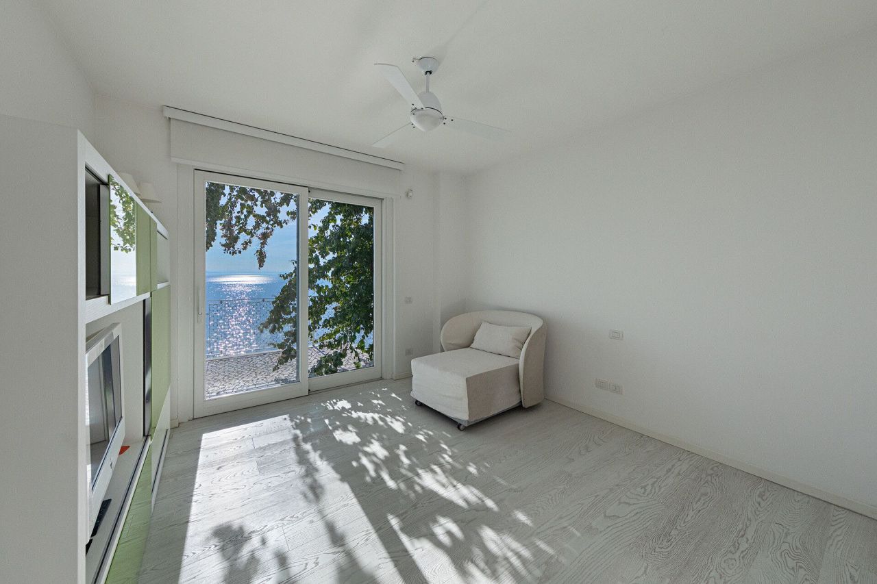 Вилла у озера Гарда, Италия, 400 м² - фото 14