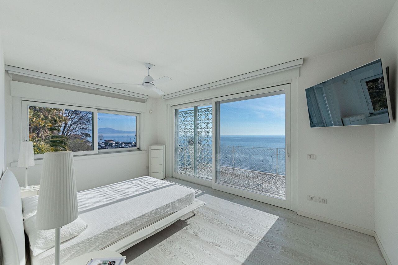 Вилла у озера Гарда, Италия, 400 м² - фото 12