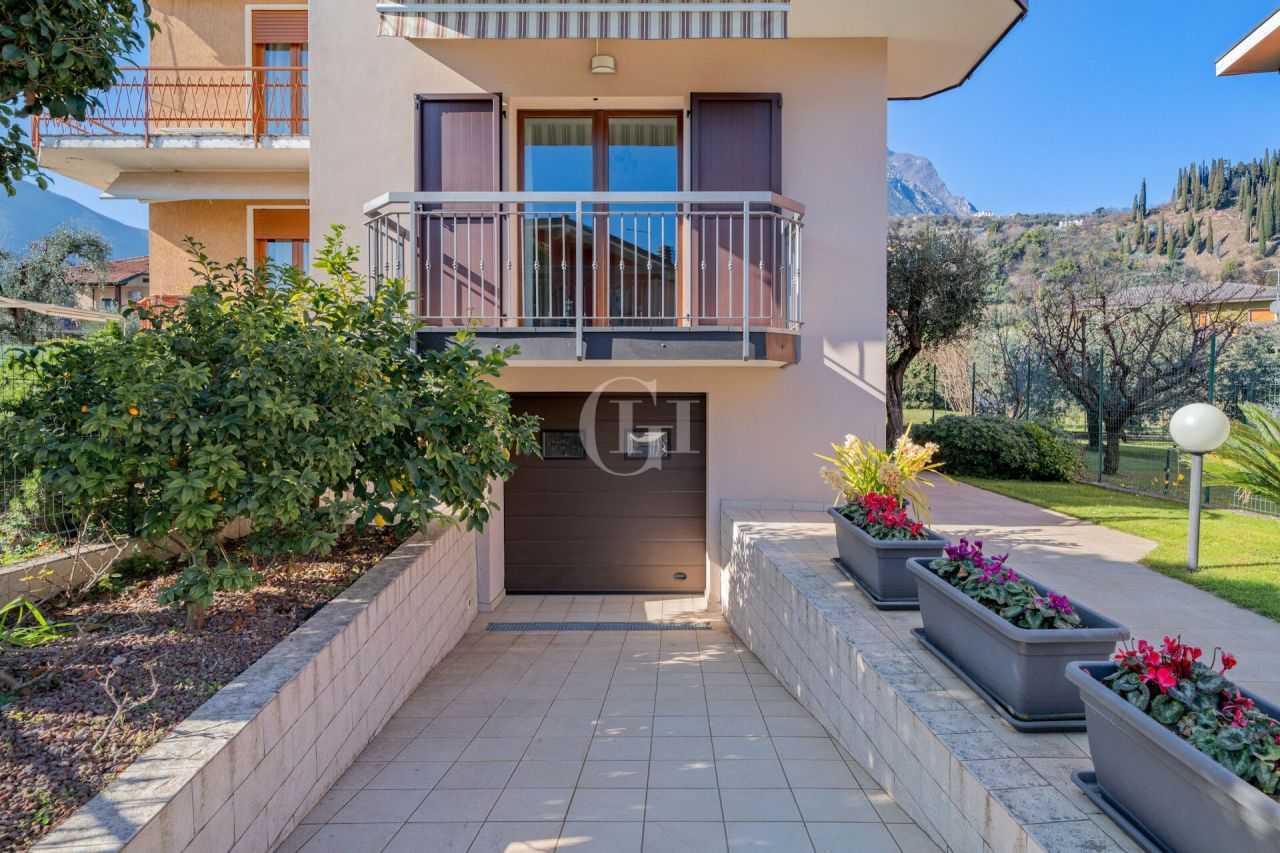 Вилла у озера Гарда, Италия, 160 м² - фото 13