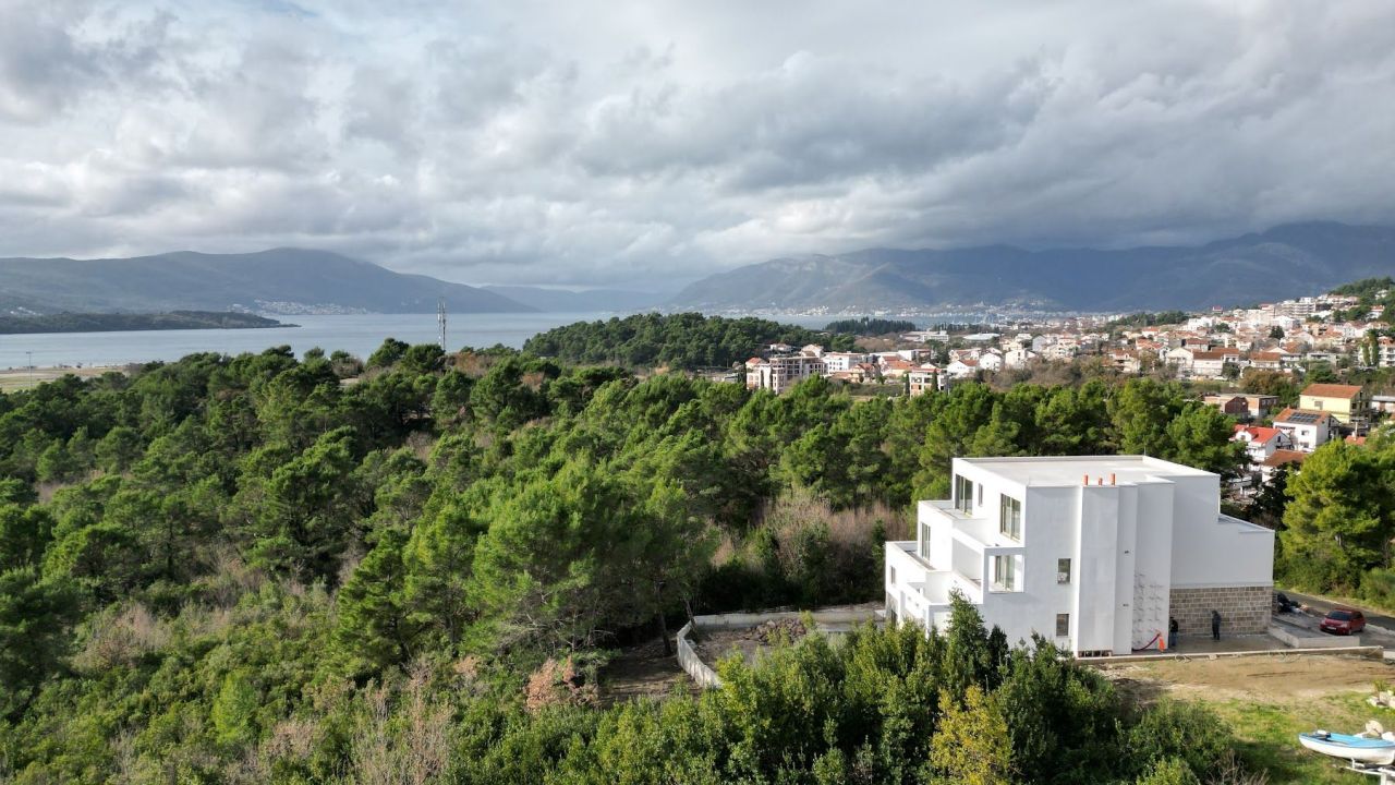 Квартира в Тивате, Черногория, 90 м² - фото 8