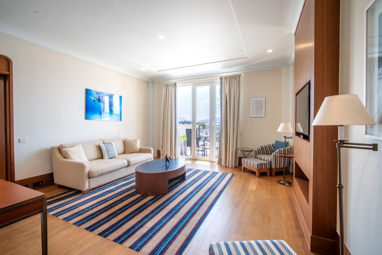 Квартира в Тивате, Черногория, 320 м² - фото 4