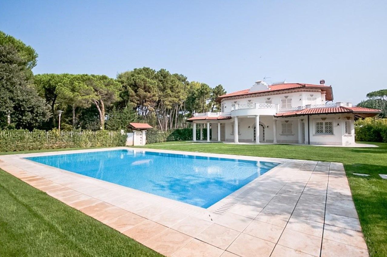 Вилла в Форте деи Марми, Италия, 580 м² - фото 1