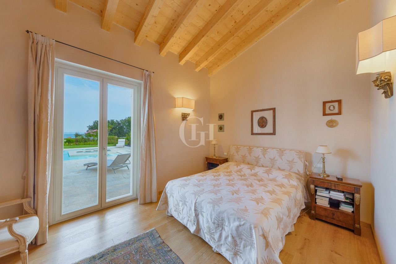 Вилла у озера Гарда, Италия, 294 м² - фото 17