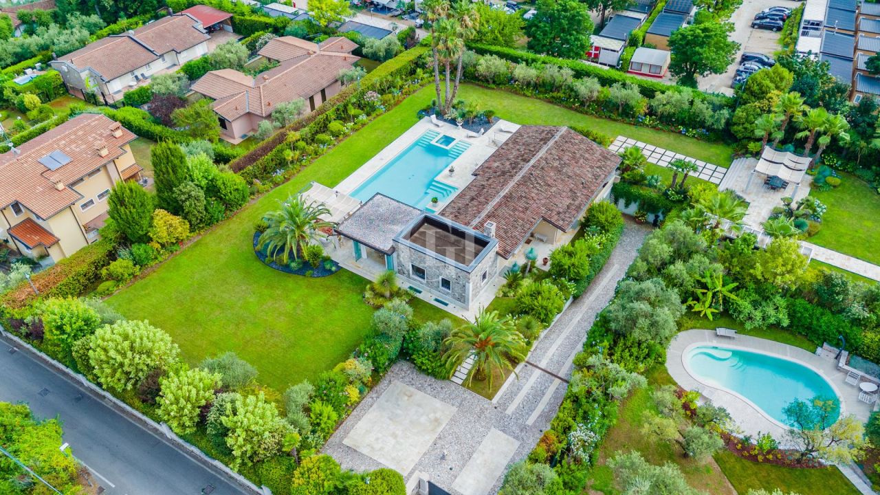 Вилла у озера Гарда, Италия, 294 м² - фото 2