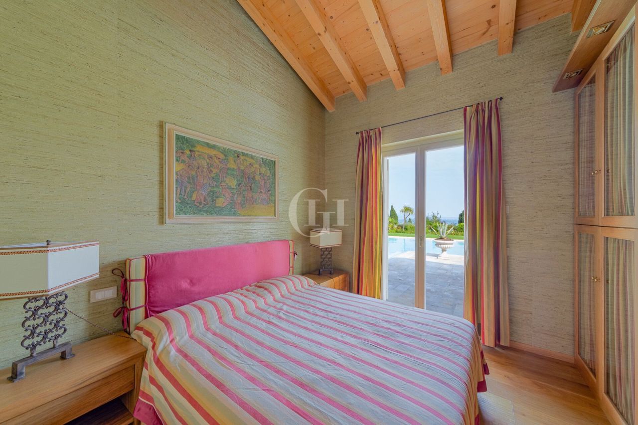 Вилла у озера Гарда, Италия, 294 м² - фото 16