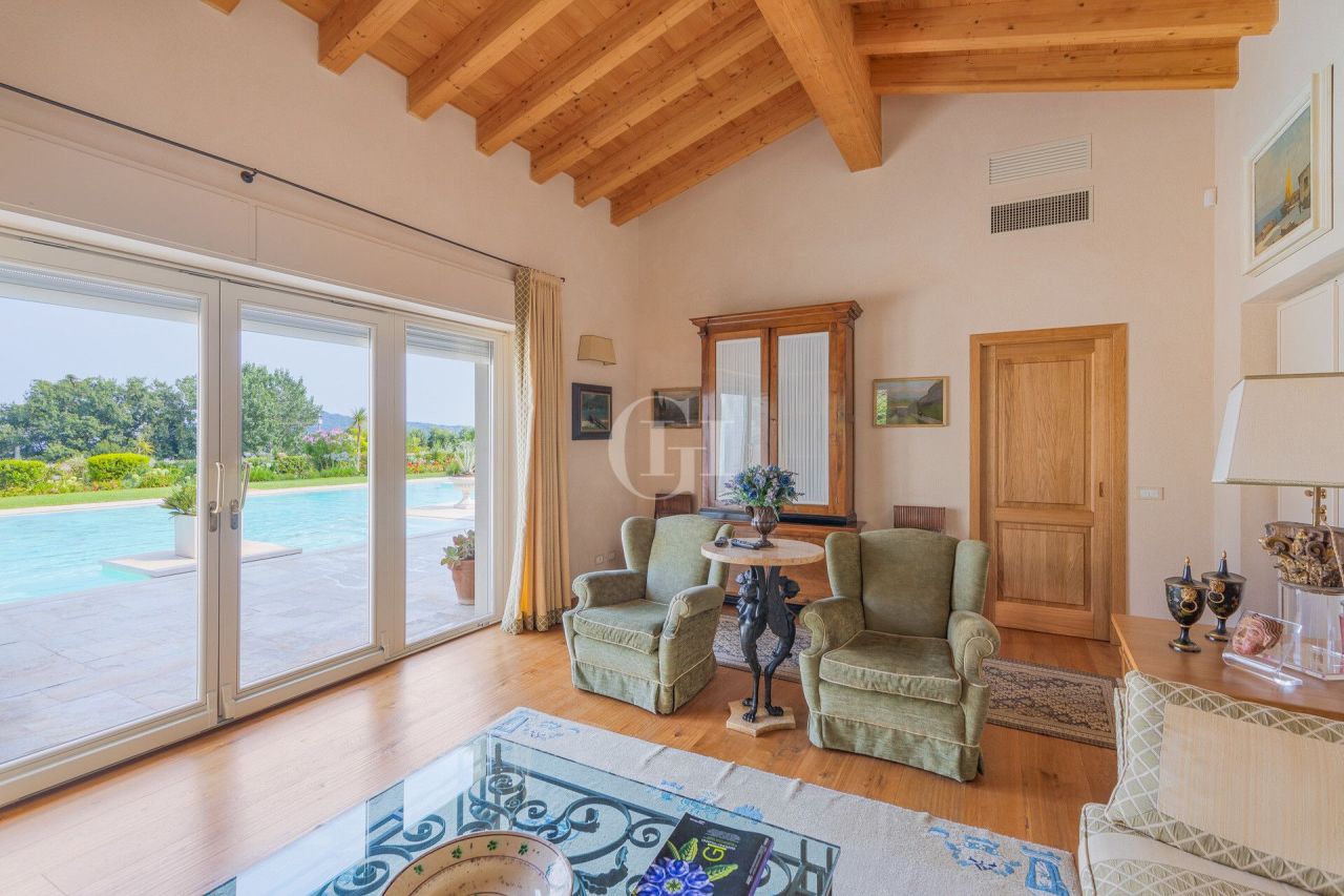 Вилла у озера Гарда, Италия, 294 м² - фото 15