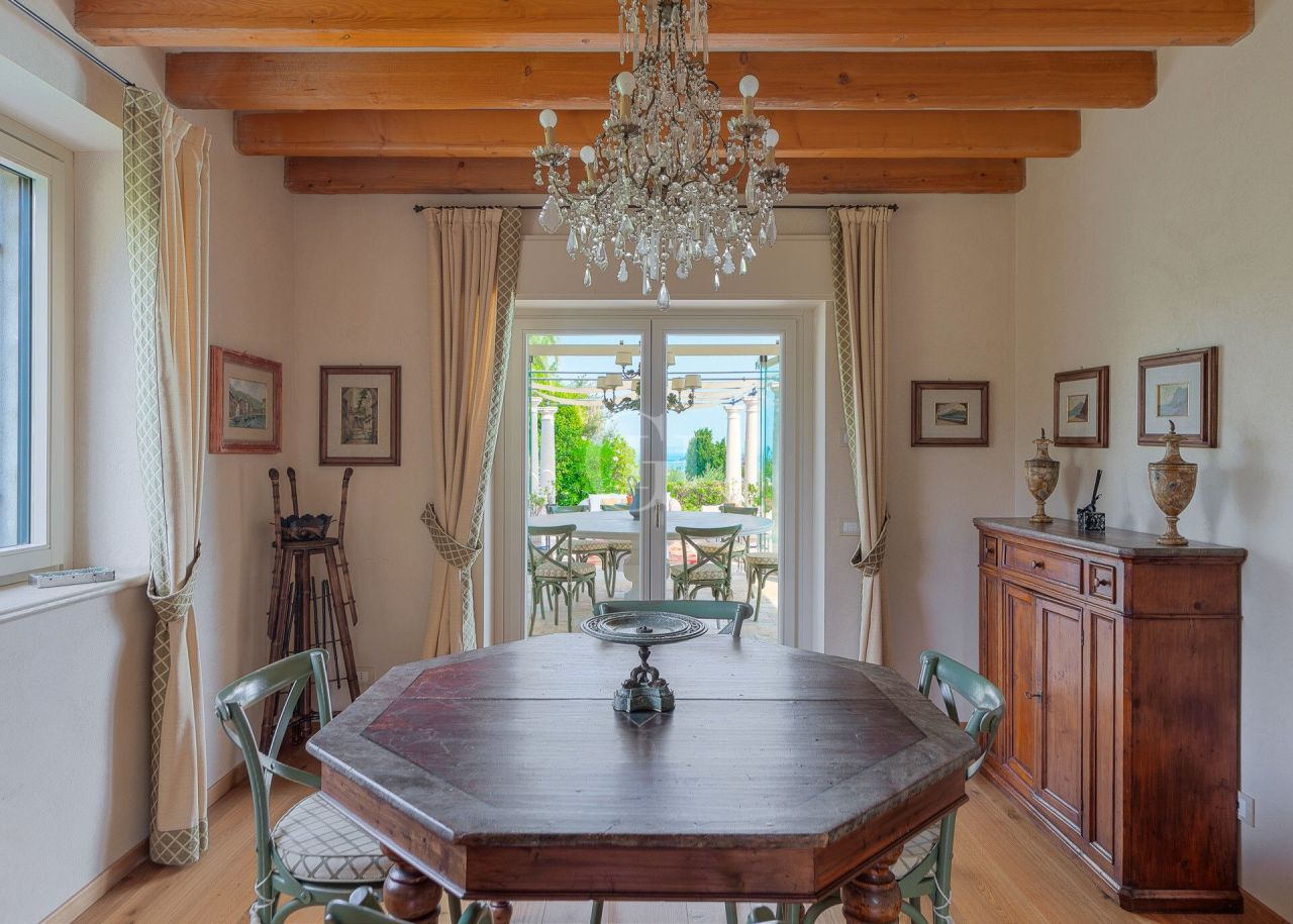Вилла у озера Гарда, Италия, 294 м² - фото 14