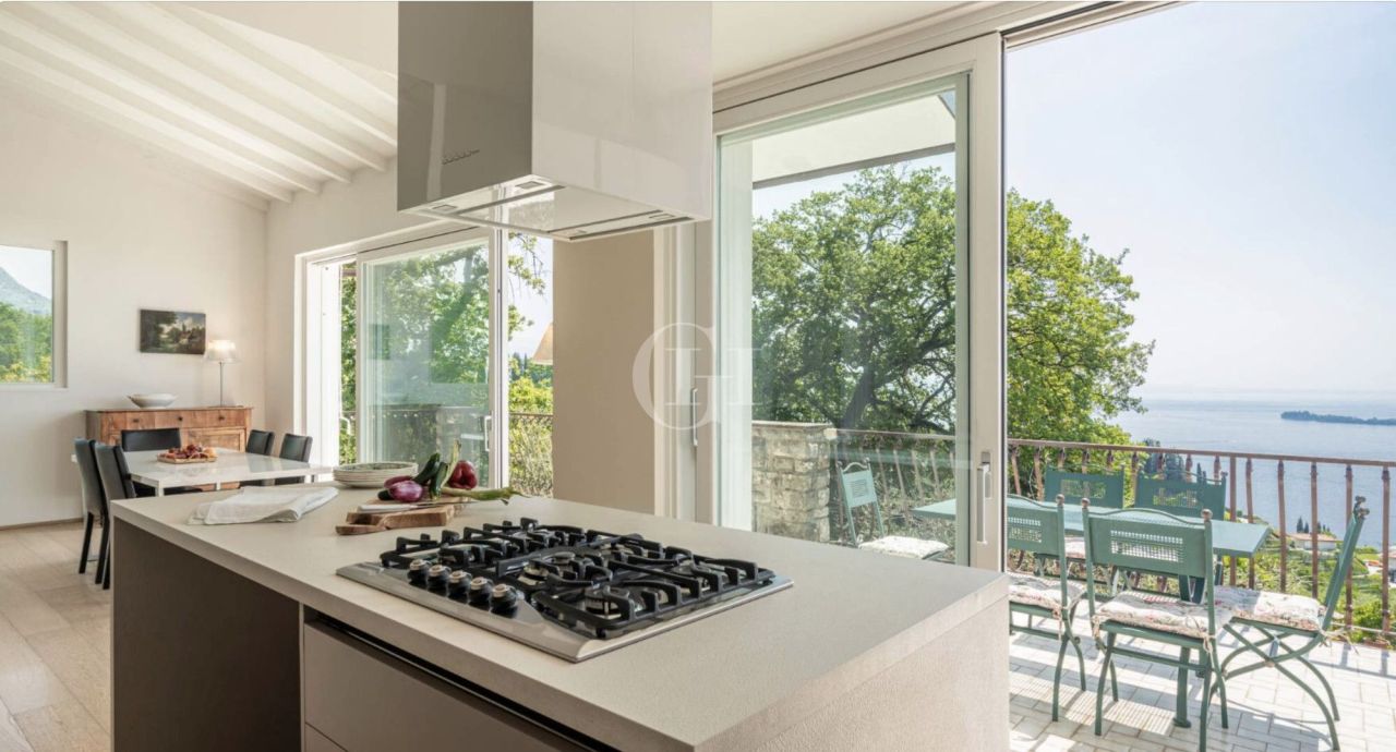 Вилла у озера Гарда, Италия, 500 м² - фото 6