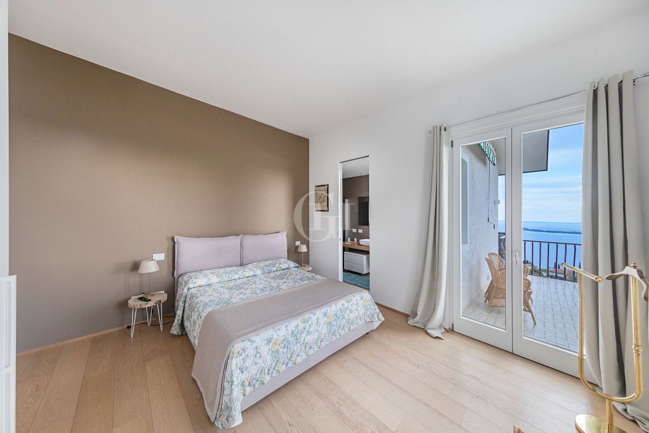 Вилла у озера Гарда, Италия, 500 м² - фото 11