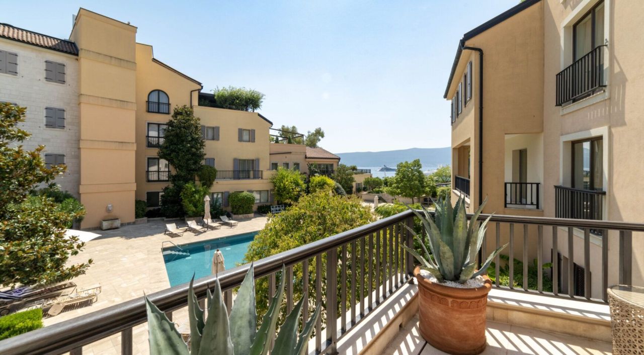 Квартира в Тивате, Черногория, 201 м² - фото 3