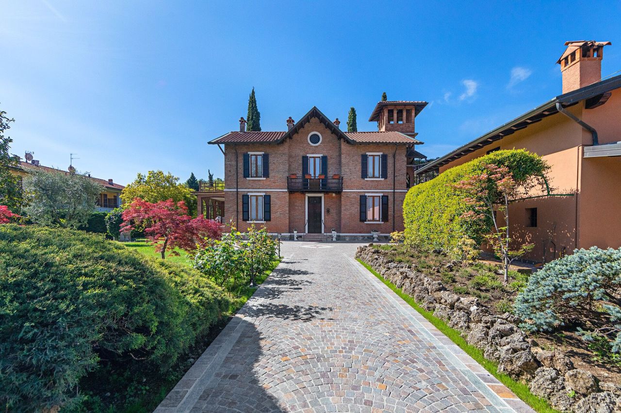 Вилла у озера Гарда, Италия, 650 м² - фото 1