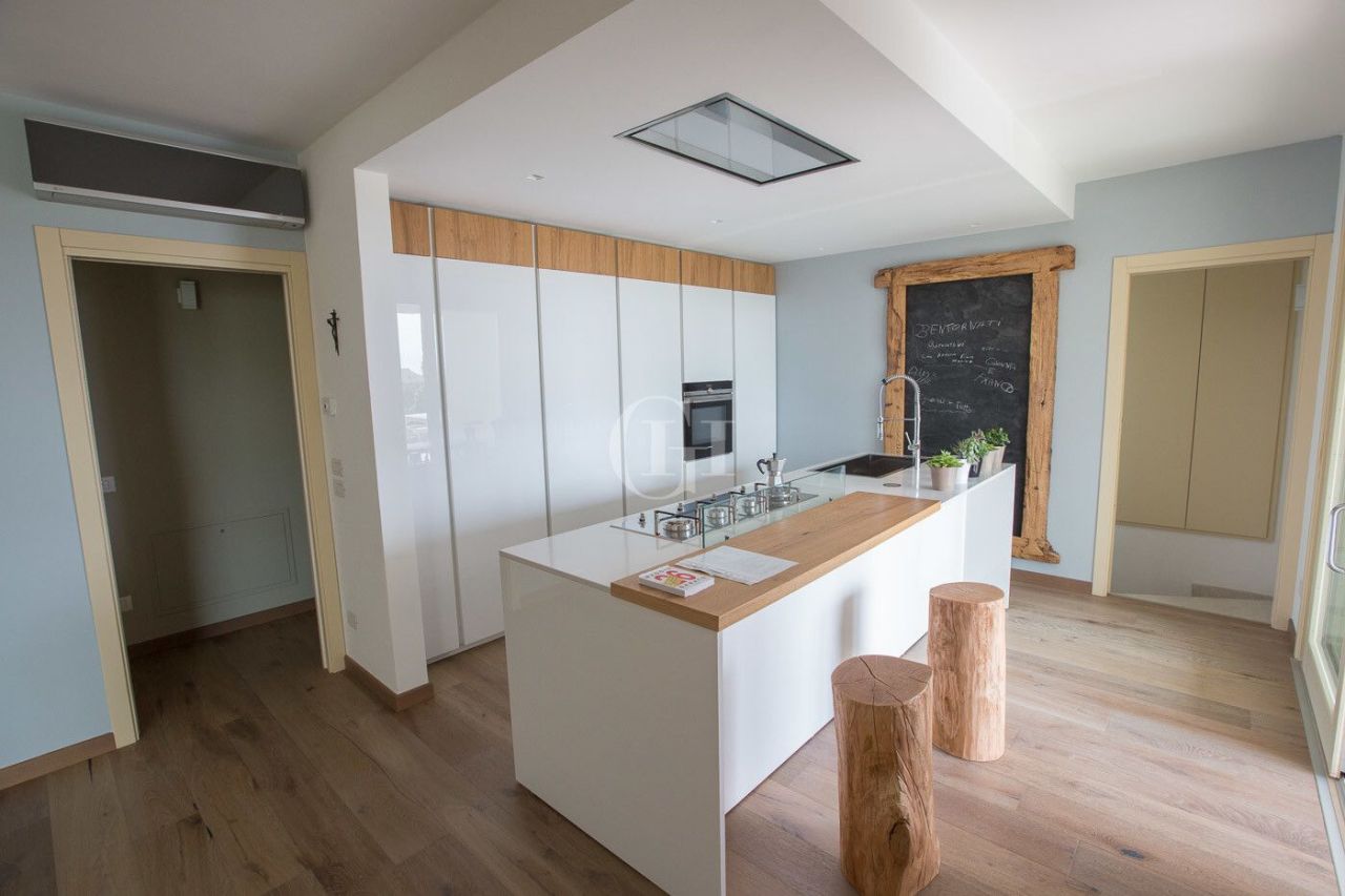 Апартаменты у озера Гарда, Италия, 225 м² - фото 6