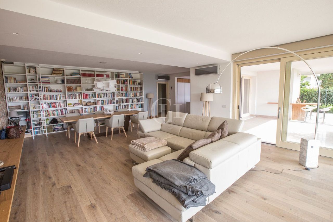 Апартаменты у озера Гарда, Италия, 225 м² - фото 2