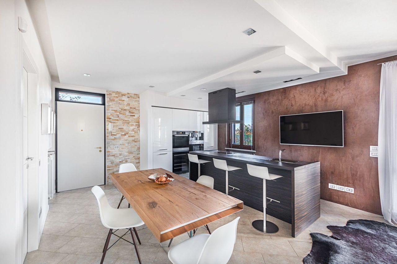 Вилла у озера Гарда, Италия, 140 м² - фото 9