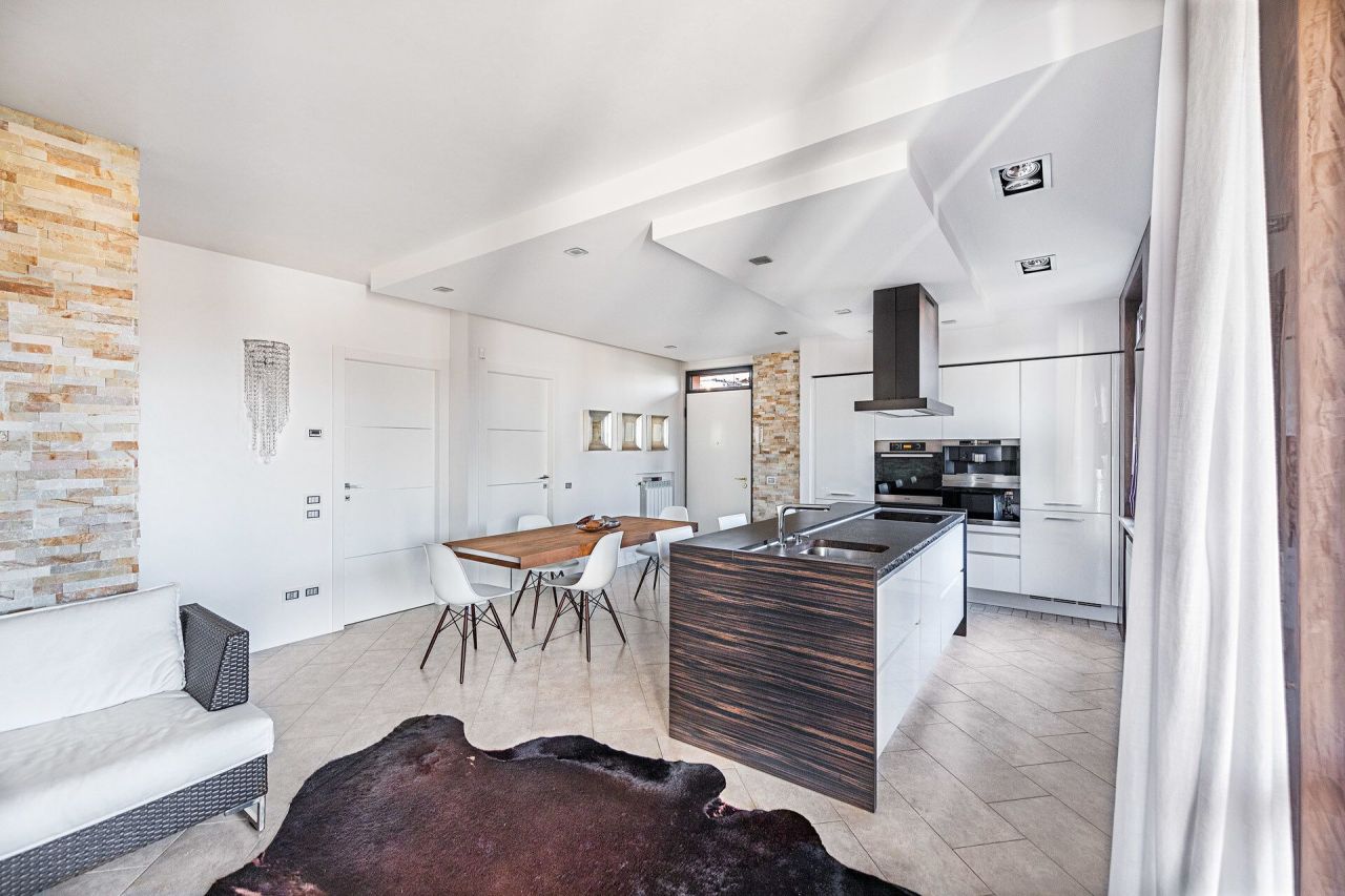 Вилла у озера Гарда, Италия, 140 м² - фото 11