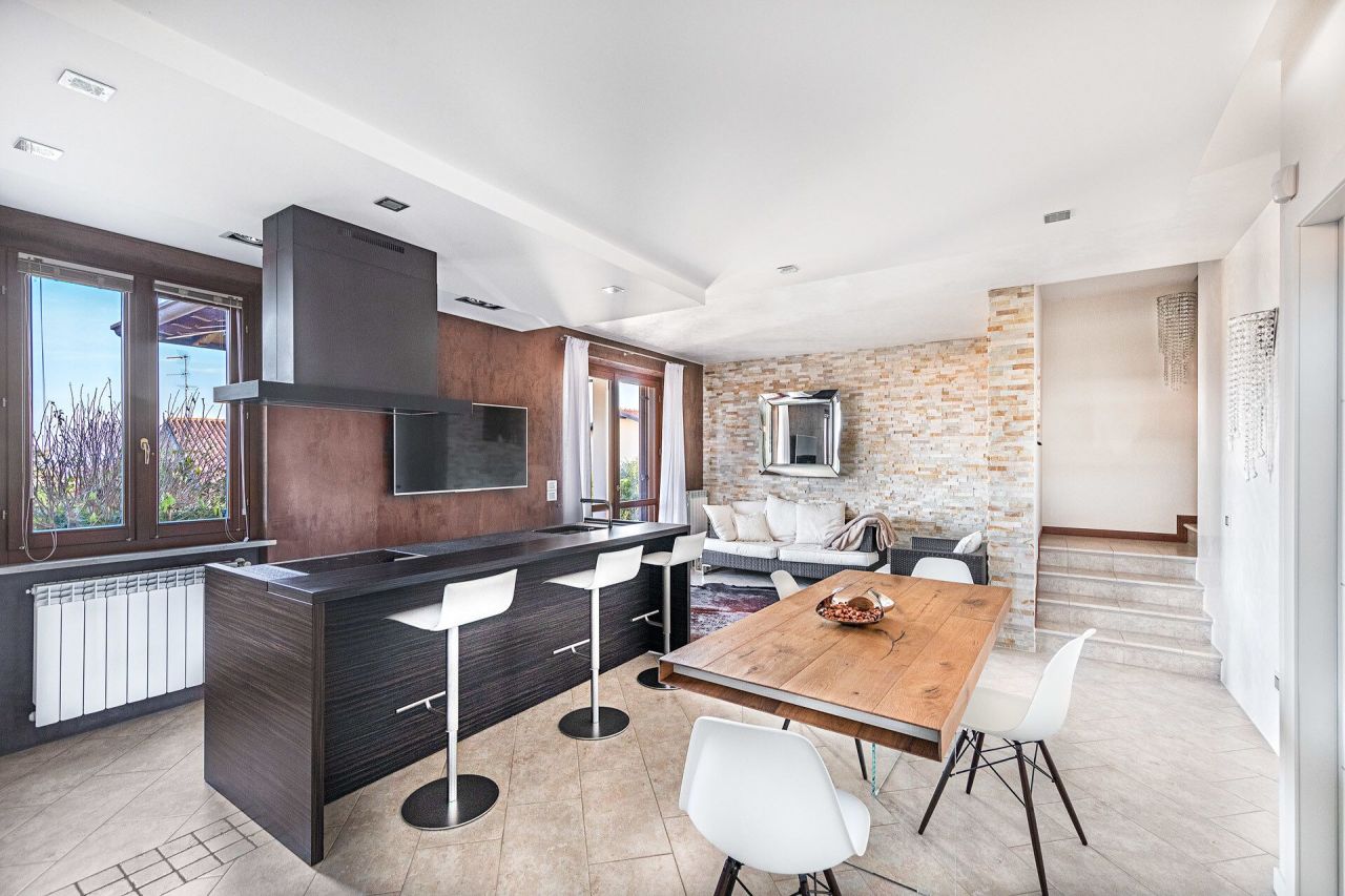 Вилла у озера Гарда, Италия, 140 м² - фото 8