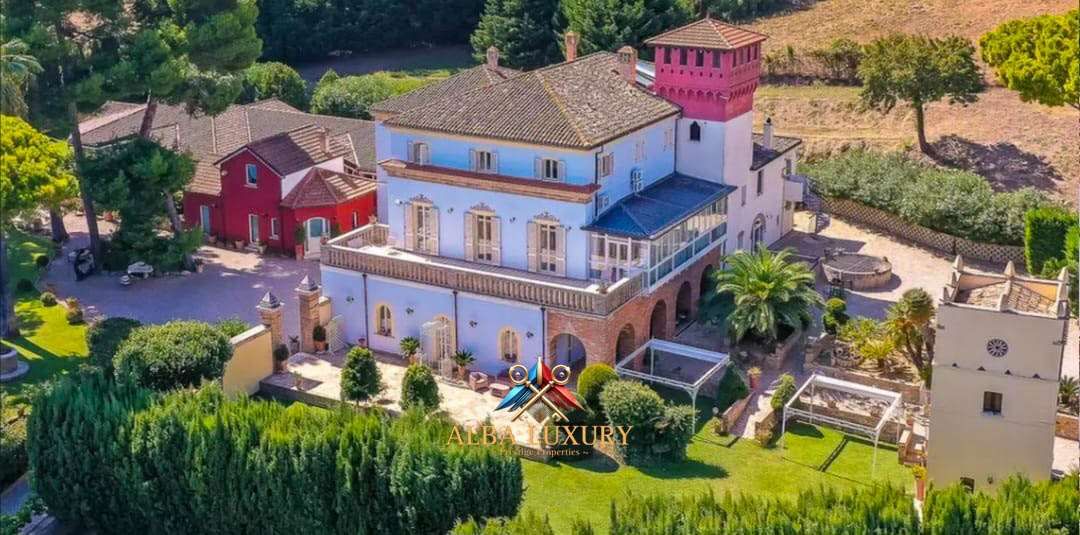 Вилла в Сильви, Италия, 1 800 м² - фото 1