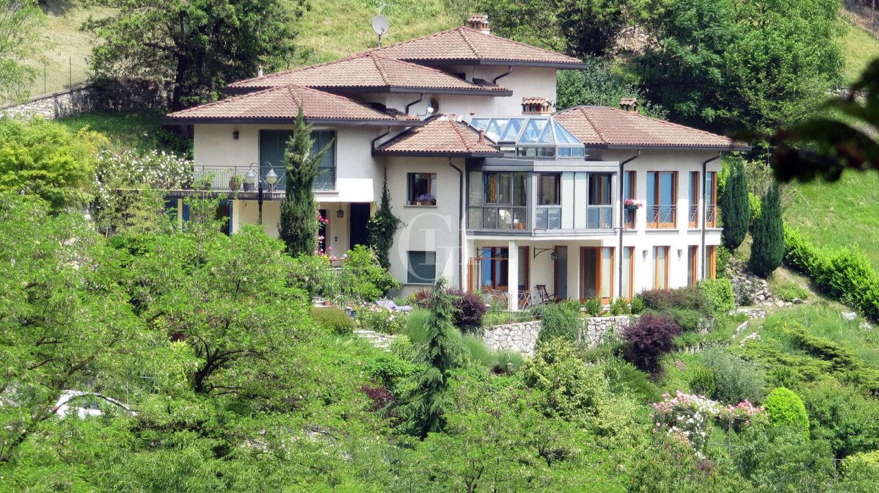 Вилла у озера Комо, Италия, 400 м² - фото 1