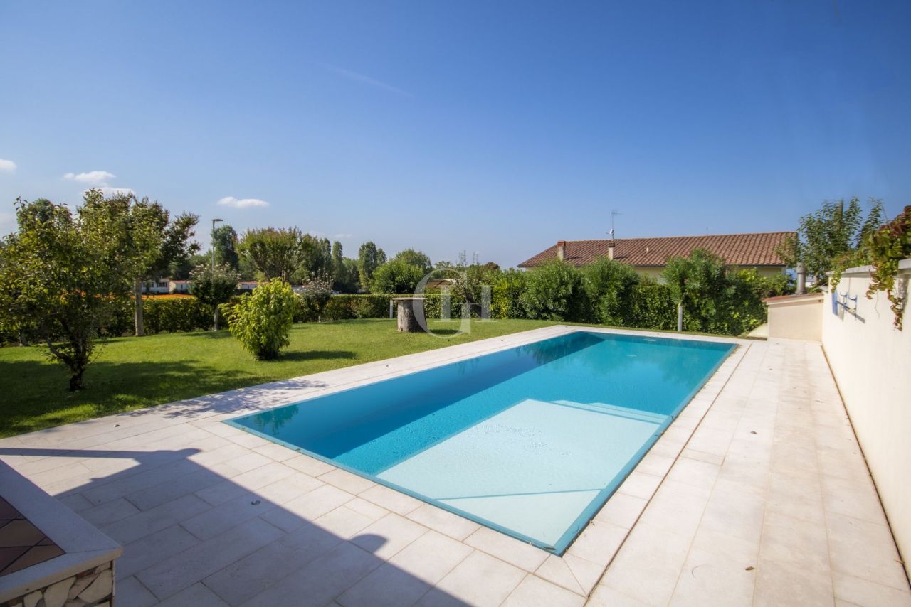 Вилла у озера Гарда, Италия, 300 м² - фото 1