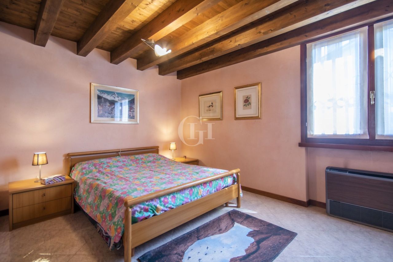 Вилла у озера Гарда, Италия, 300 м² - фото 9