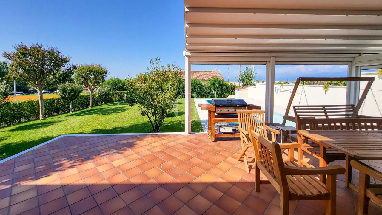 Вилла у озера Гарда, Италия, 300 м² - фото 4