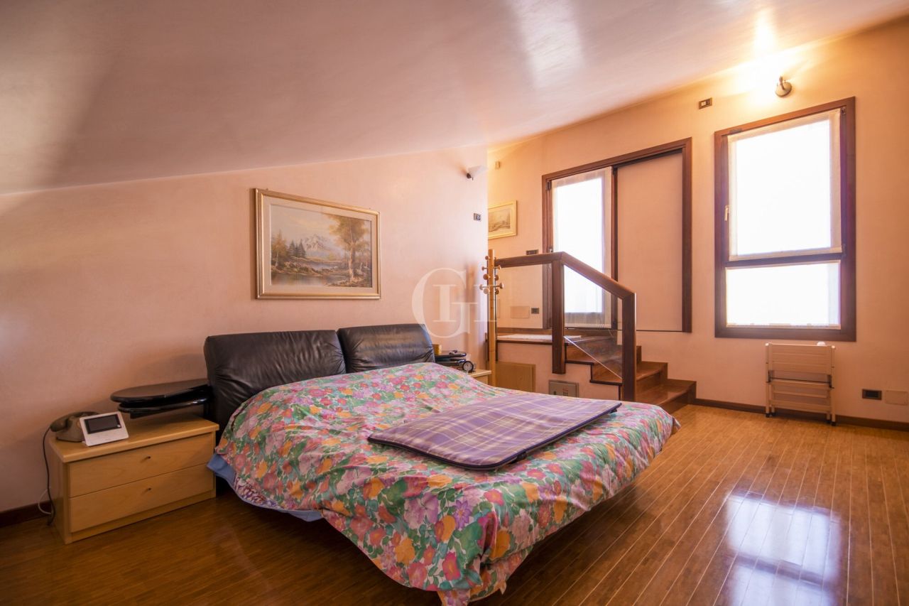 Вилла у озера Гарда, Италия, 300 м² - фото 11