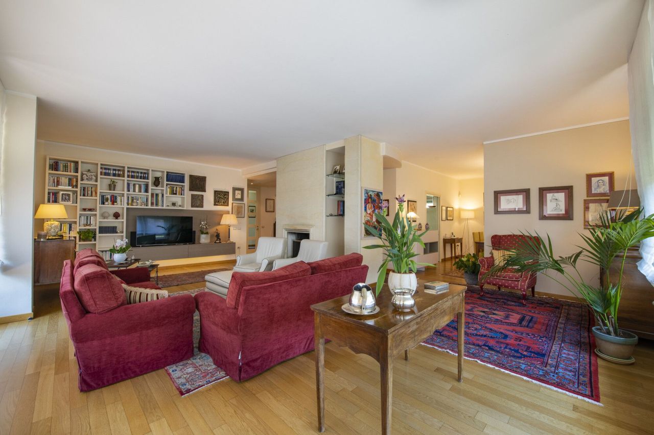 Вилла у озера Гарда, Италия, 600 м² - фото 8