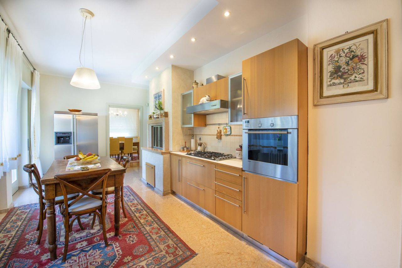 Вилла у озера Гарда, Италия, 600 м² - фото 6