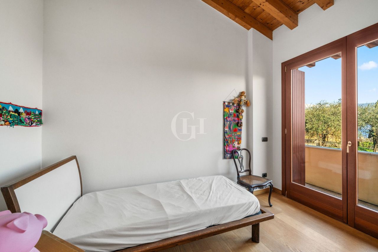 Вилла у озера Гарда, Италия, 242 м² - фото 8