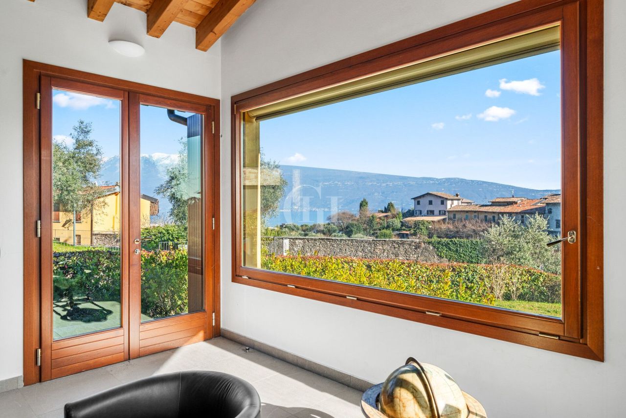 Вилла у озера Гарда, Италия, 242 м² - фото 6