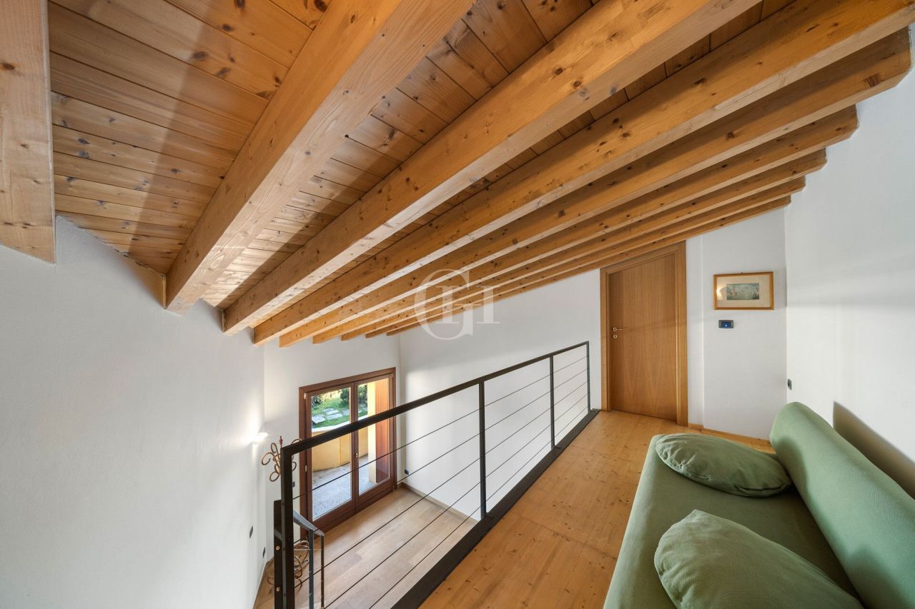 Вилла у озера Гарда, Италия, 242 м² - фото 12