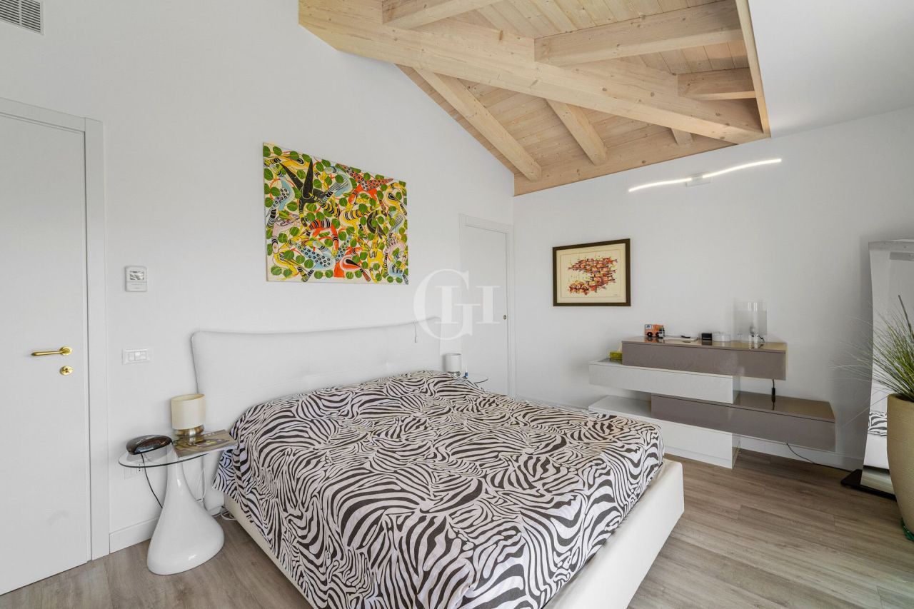 Вилла у озера Гарда, Италия, 330 м² - фото 11