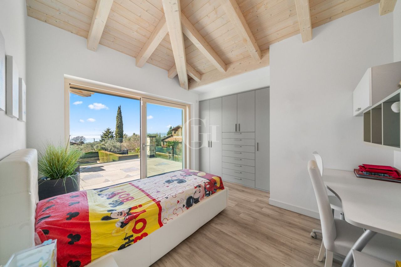Вилла у озера Гарда, Италия, 330 м² - фото 10