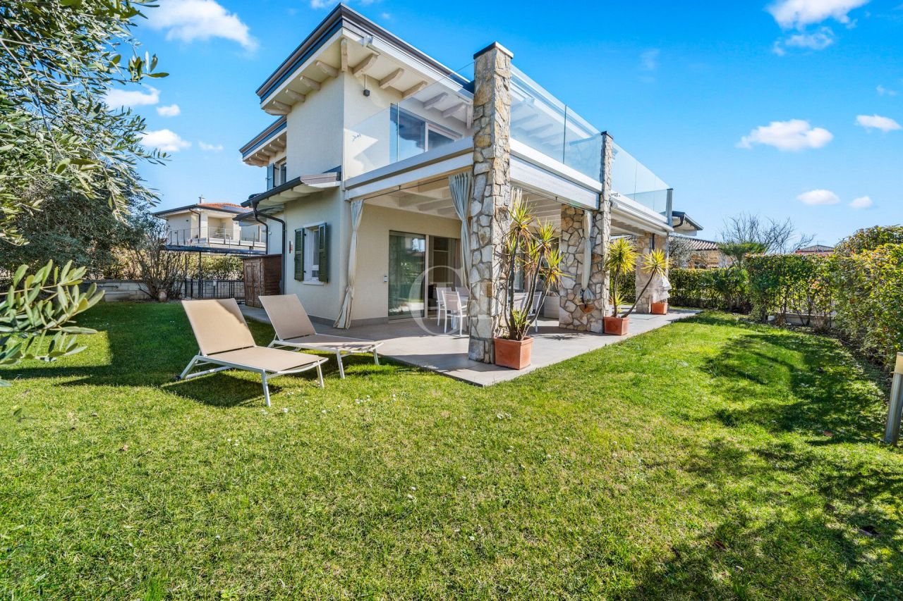 Вилла у озера Гарда, Италия, 330 м² - фото 1