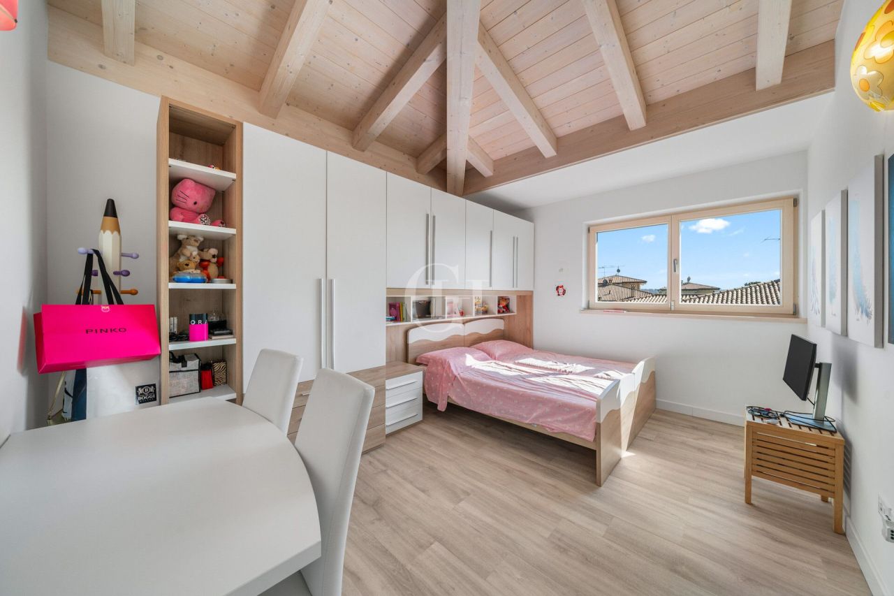 Вилла у озера Гарда, Италия, 330 м² - фото 14