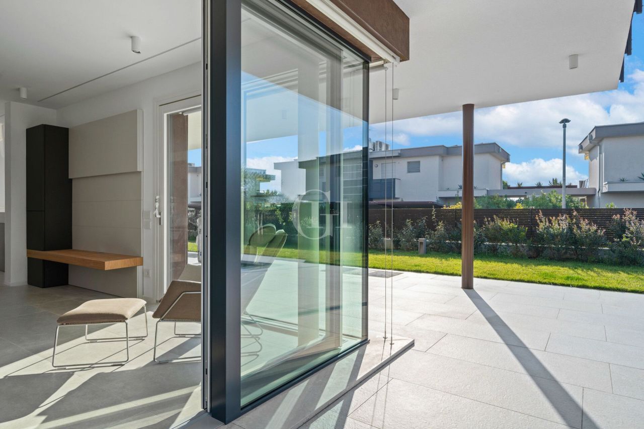 Вилла у озера Гарда, Италия, 260 м² - фото 10