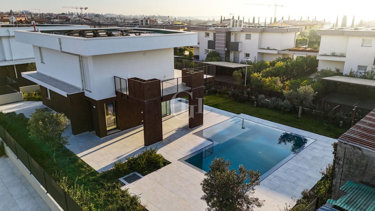 Вилла у озера Гарда, Италия, 260 м² - фото 17